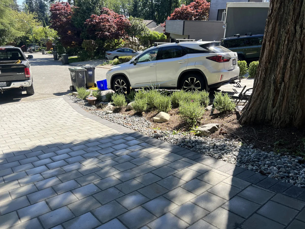 Close view of the paver banding and gravel planting bed.